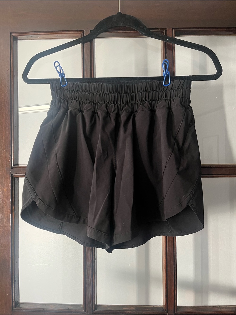 EUC! Lululemon women’s track that mid-rise black lined 5” short
